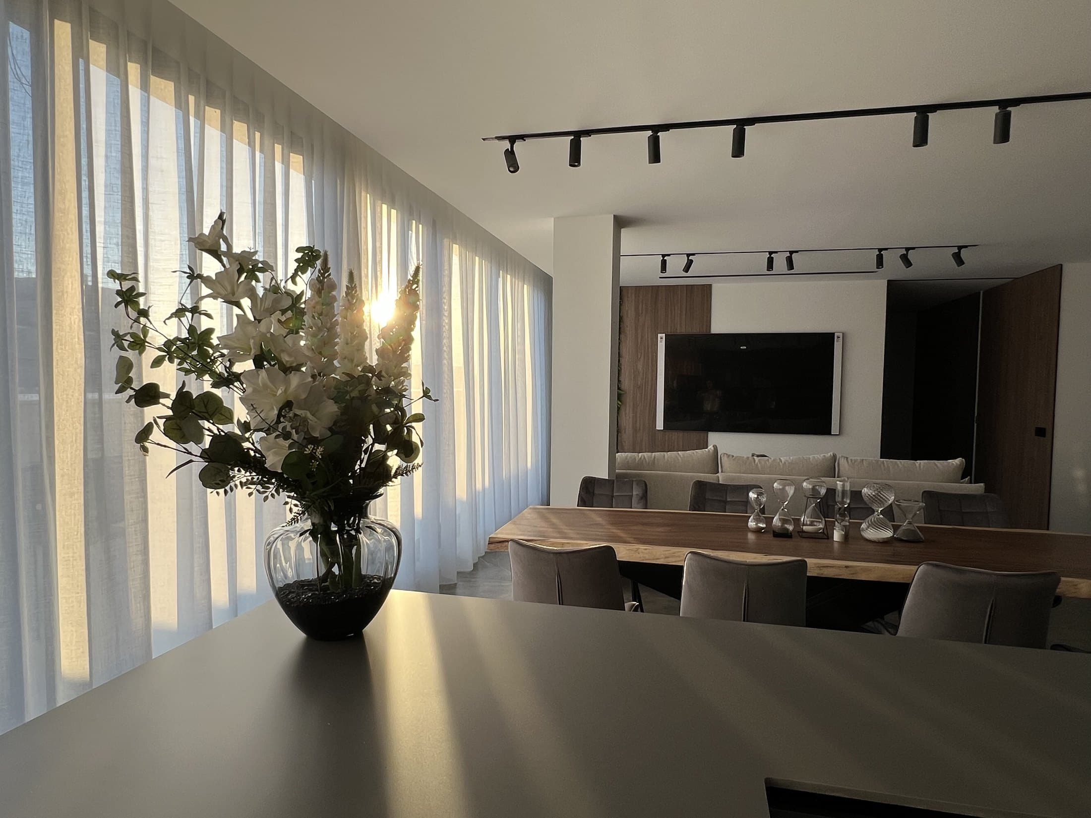 Salón-comedor de una reforma integral de vivienda de alto standing en Barcelona realizada por CYR89