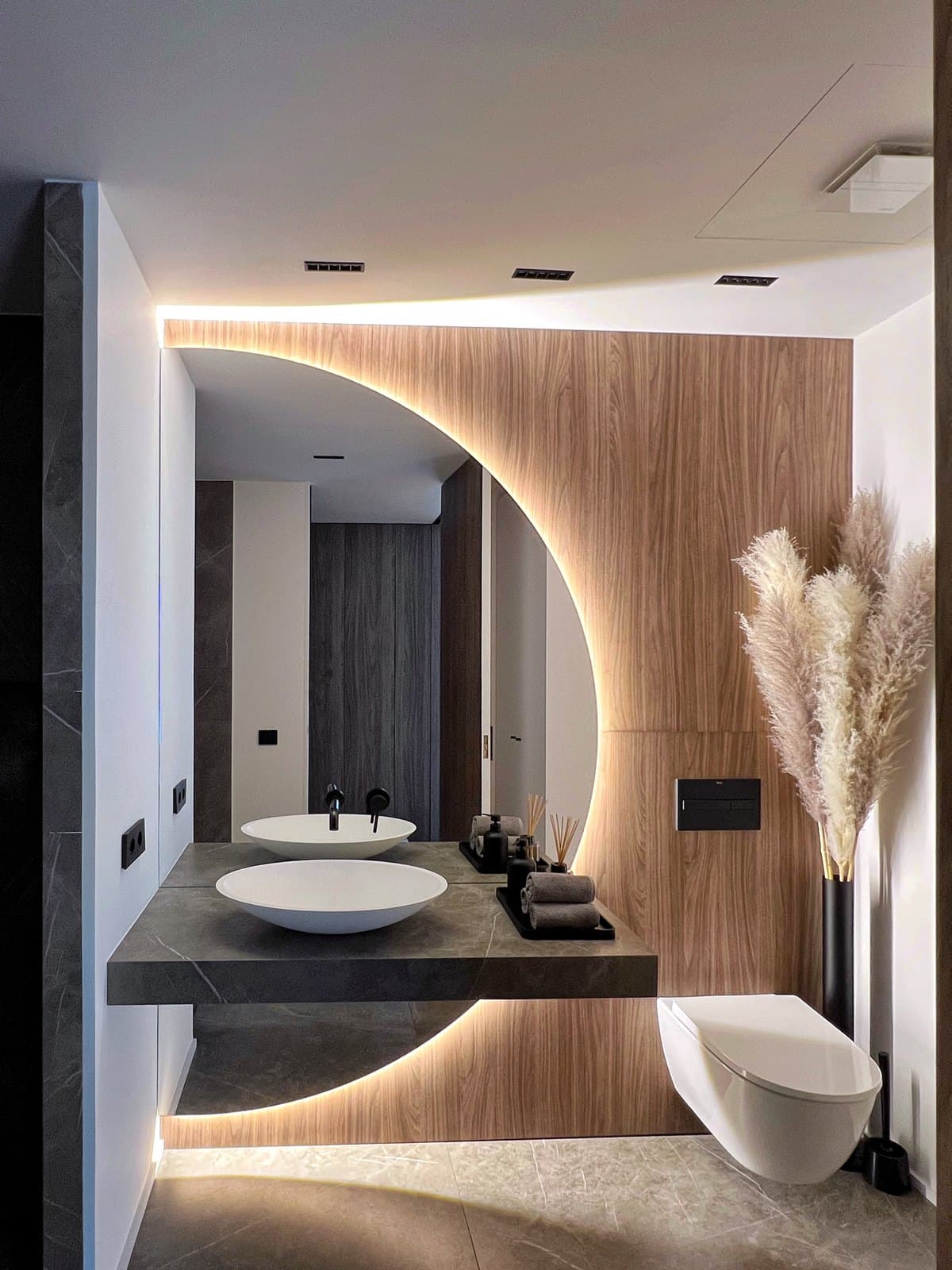 Reforma de baño de diseño con iluminación LED en Barcelona realizada por CYR89