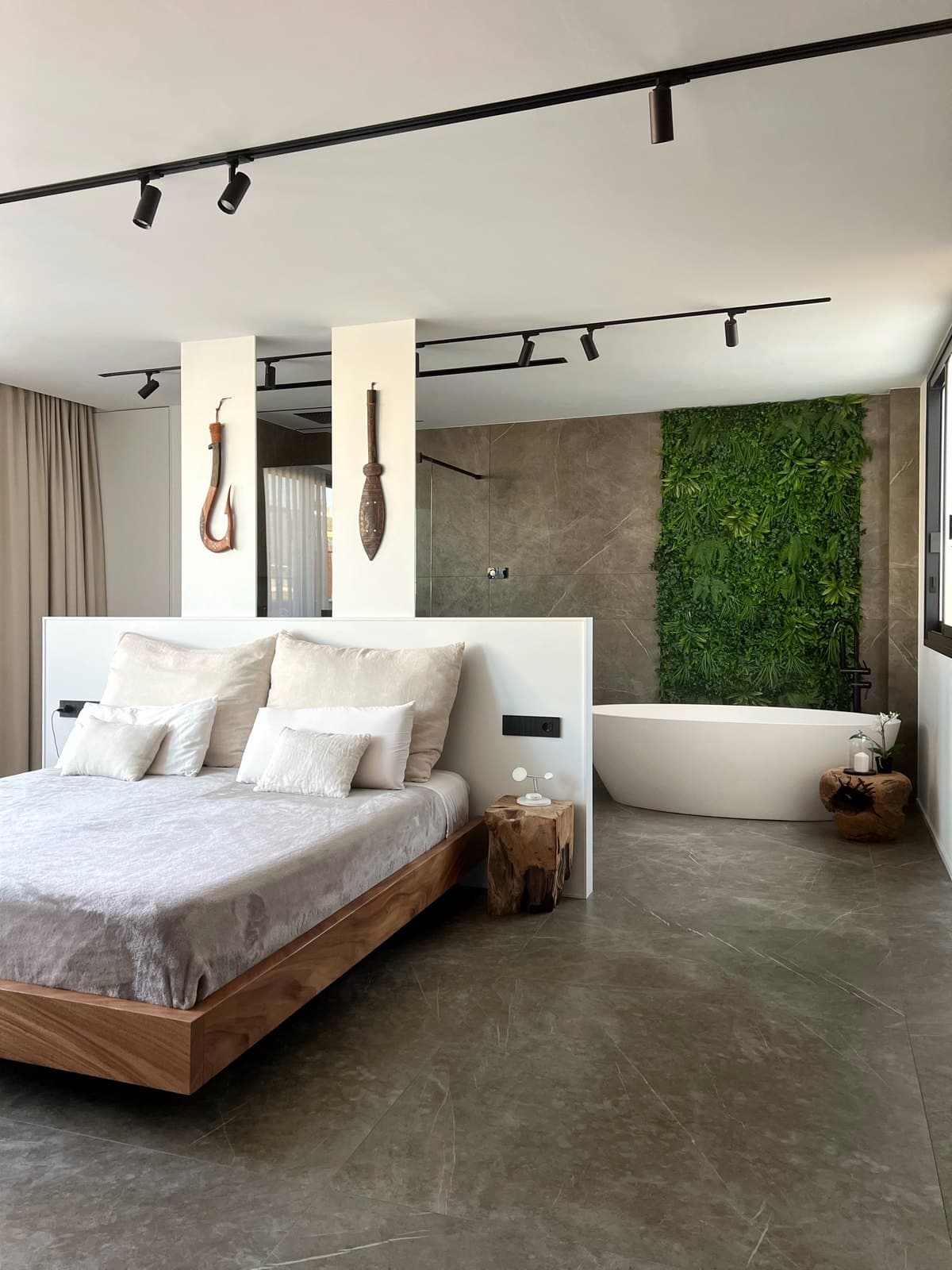 Reforma de dormitorio principal en suite con bañera exenta en Barcelona realizada por CYR89