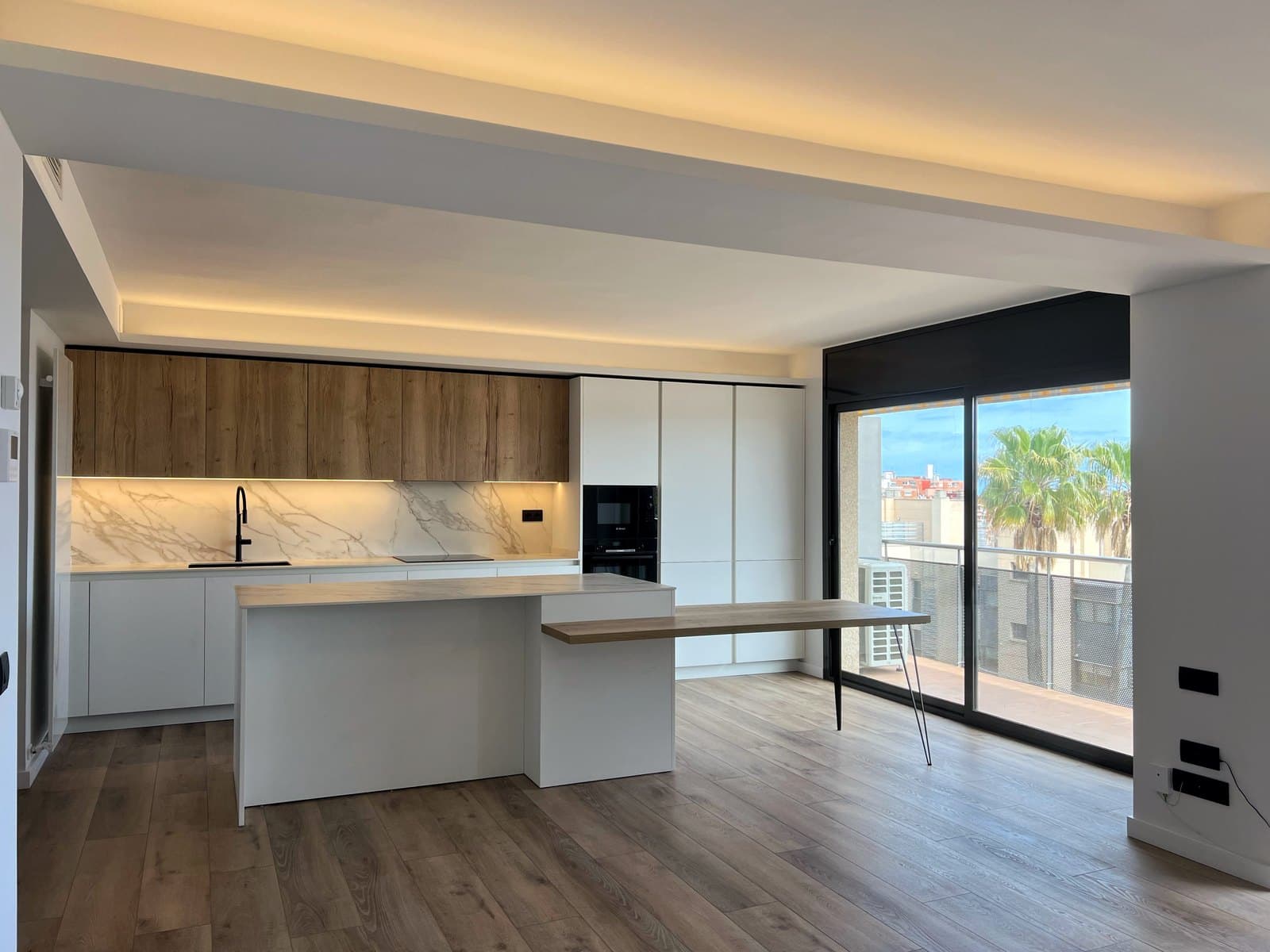 Reforma de piso con cocina abierta e isla en Badalona realizada por CYR89
