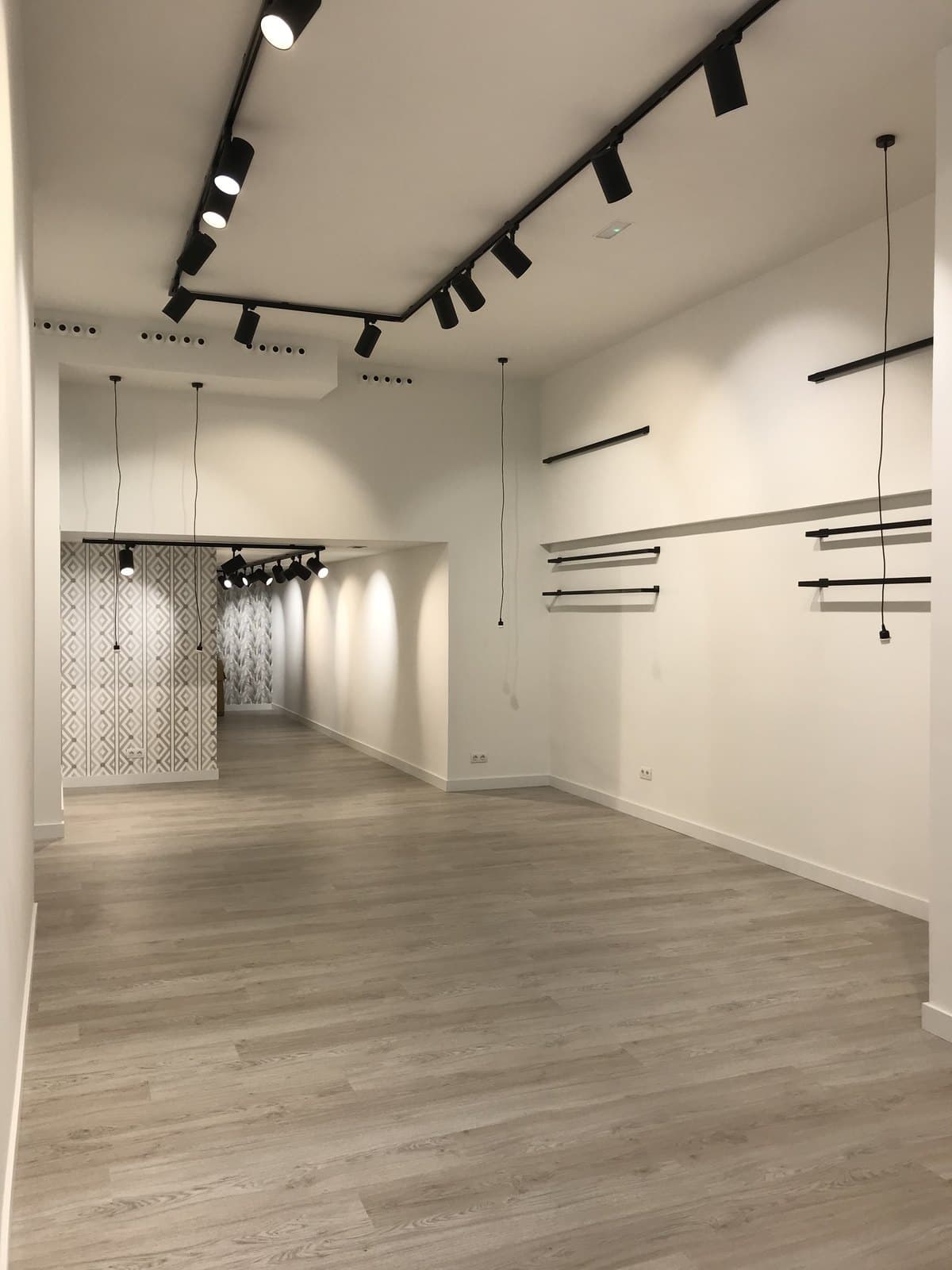 Reforma de tienda y showroom comercial en la Diagonal de Barcelona realizada por CYR89