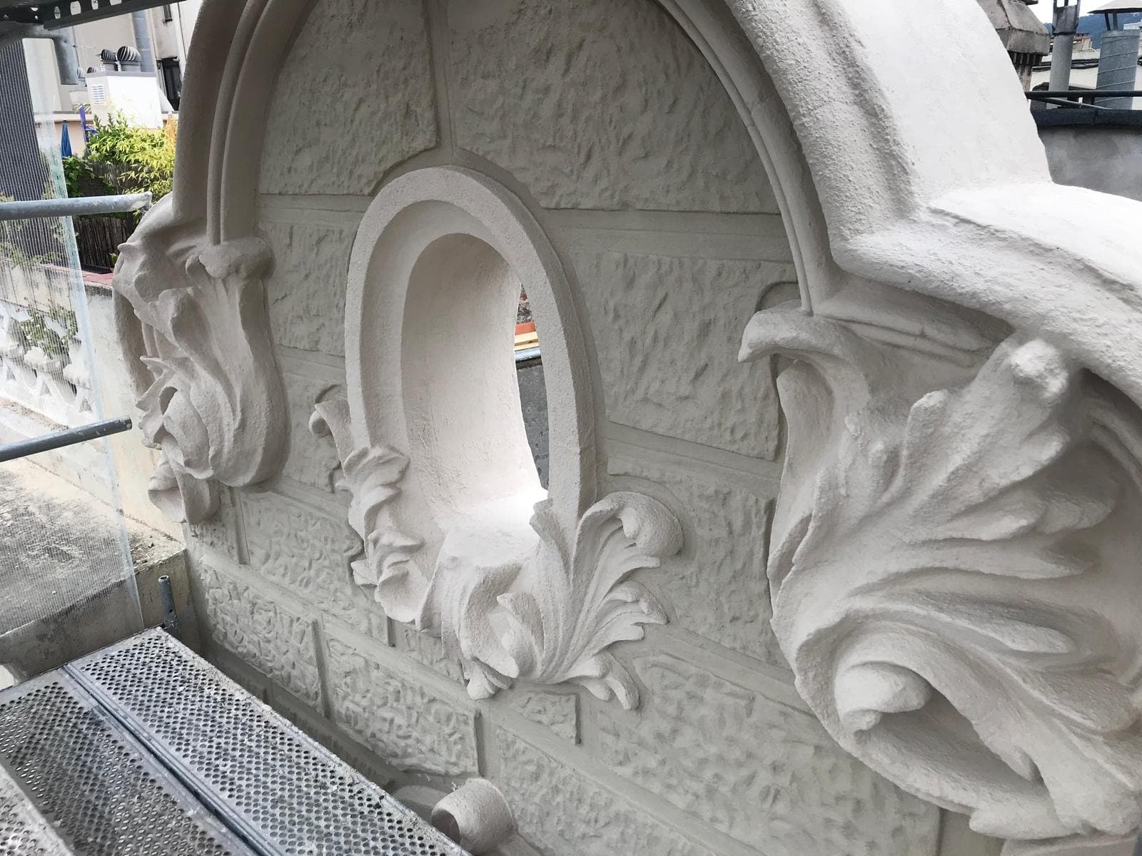 Restauración de molduras y elementos ornamentales de fachada en Barcelona realizada por CYR89