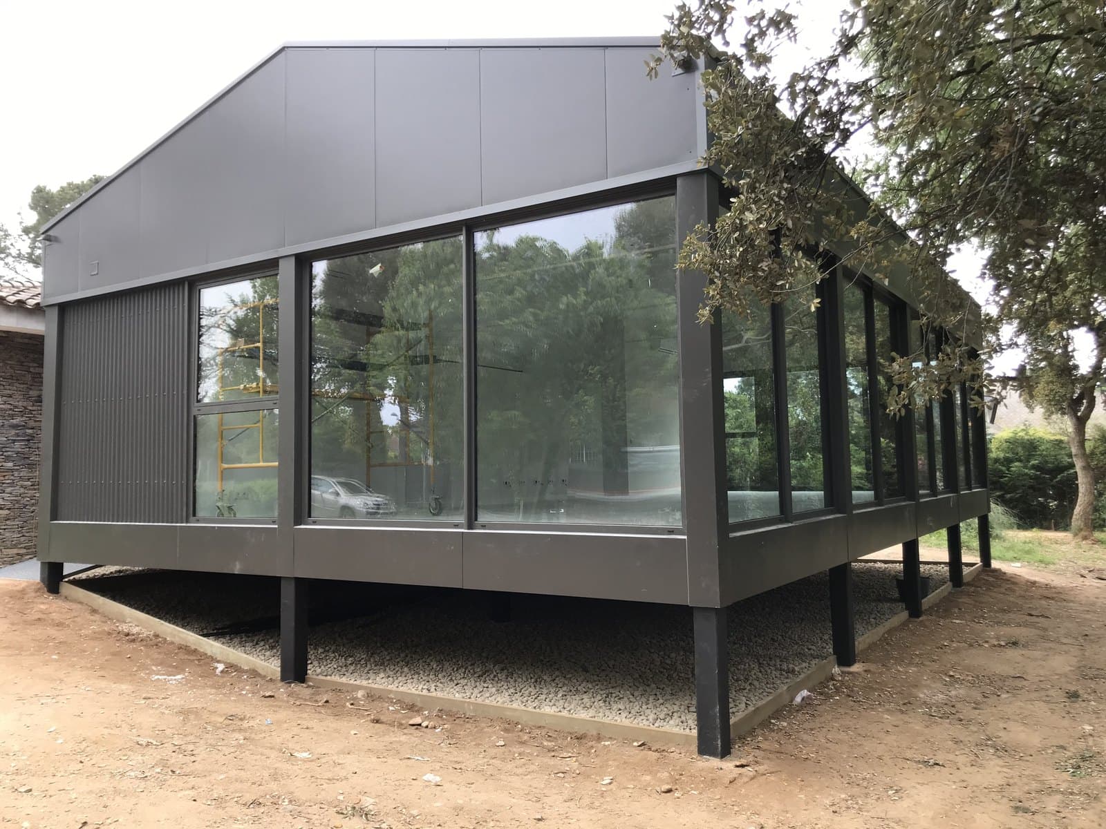 Vivienda unifamiliar de diseño con grandes cristaleras realizada por CYR89